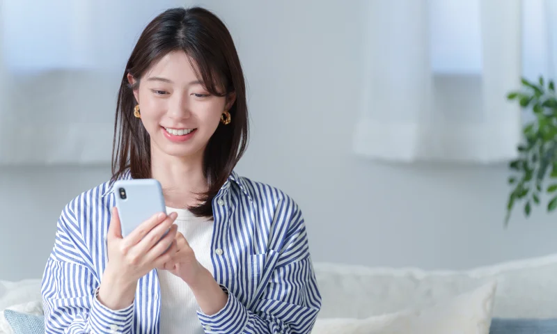 スマートフォンを操作する女性