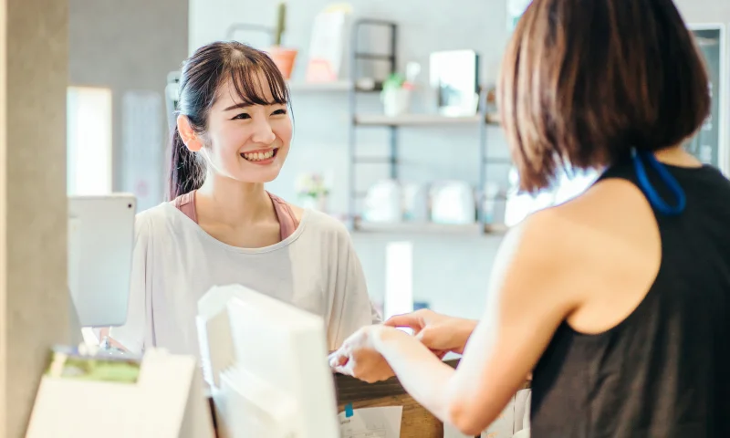 スタジオへ来店する様子